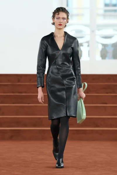 Look 16